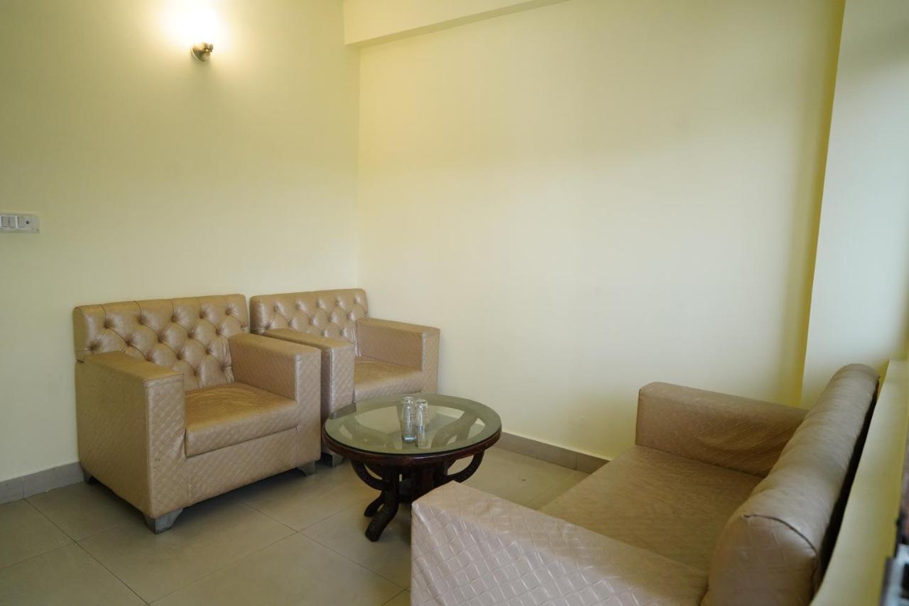Hotel Gaurab Near Paltan Bazaar Дехрадун Экстерьер фото